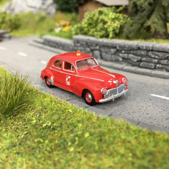 Peugeot 203 Pompiers 18 -HO 1/87-BREKINA 2517