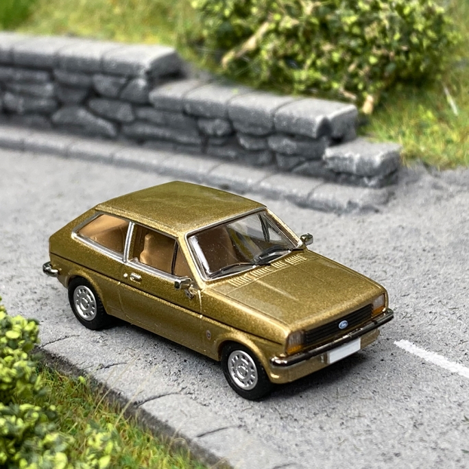 Ford Fiesta 1976 beige métallisé  -HO 1/87-PCX870238