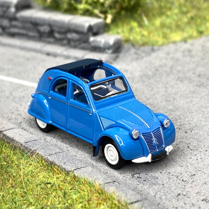 Citroën 2 CV AZLP 1958 bleu glacier, capote bleu foncé ouverte -HO 1/87-SAI 6013