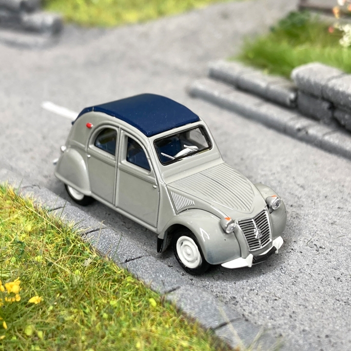 Citroën 2 CV AZLP 1958 grise, capote bleu foncé fermée -HO 1/87-SAI 6001