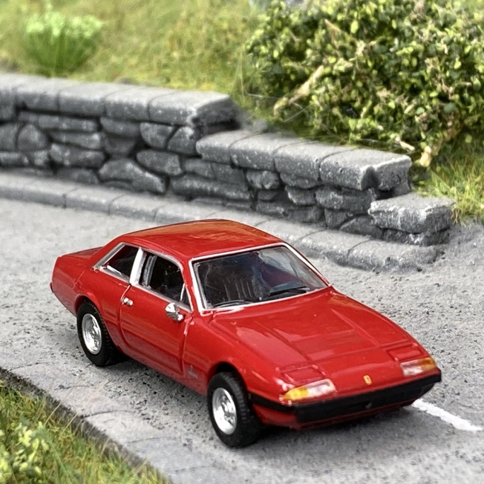 Ferrari 365 GT4 2+2 Rouge - PCX870133 - HO 1/87