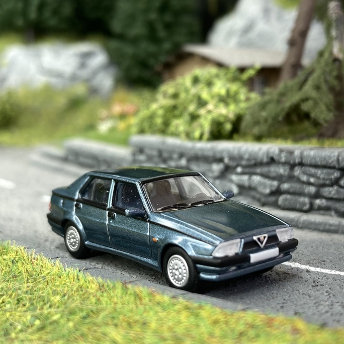 Alfa Romeo 75, Bleu Métallisé - PCX870055 - HO 1/87