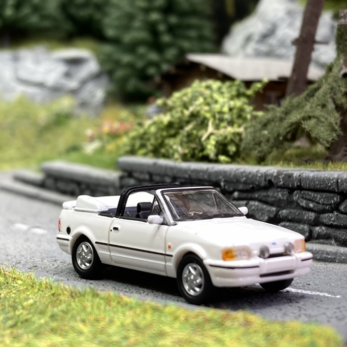 Ford ESCORT XR3 Cabriolet, Blanche - PCX870156 - HO 1/87