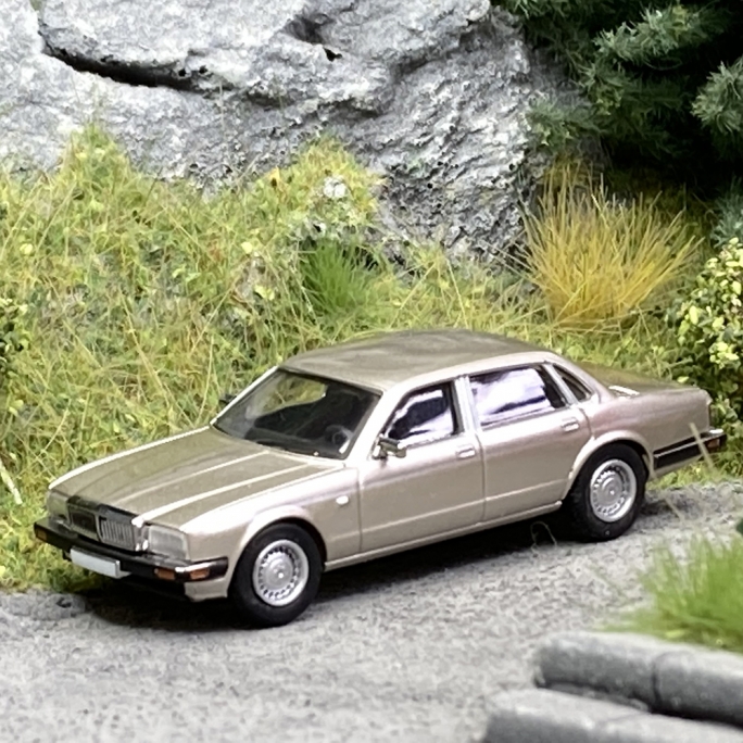 Jaguar XJ40, Beige métallisé - PCX 870160 - HO 1/87