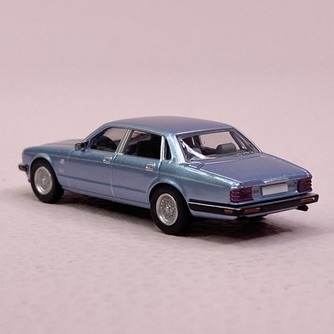 Jaguar XJ40 Sovereign, Bleu Clair métallisé - PCX 870161 - HO 1/87