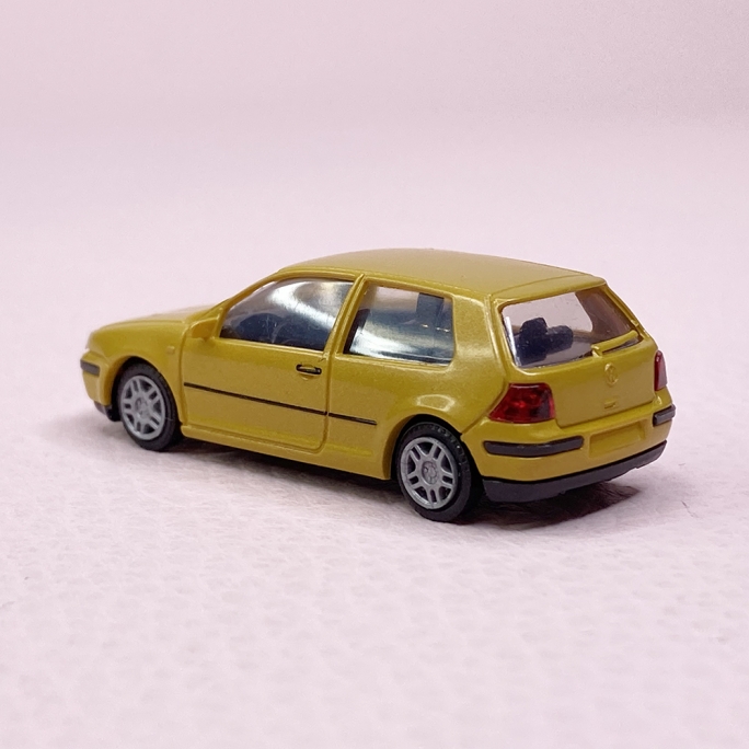 VW Golf IV 3P, Jaune métal - AWM 0789 - HO 1/87