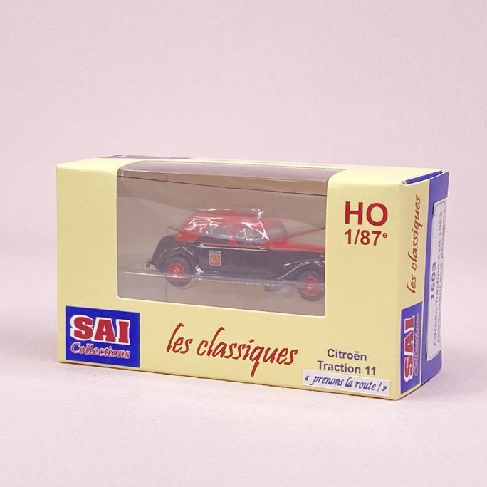 Citroën Traction 11A 1952 "Taxi" avec personnages - SAI 1603 - HO 1/87