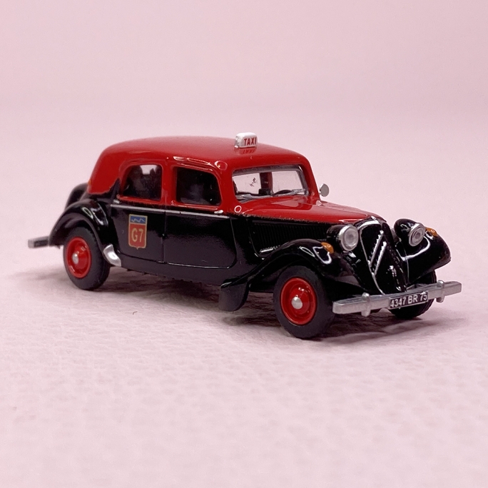 Citroën Traction 11A 1952 "Taxi" avec personnages - SAI 1603 - HO 1/87