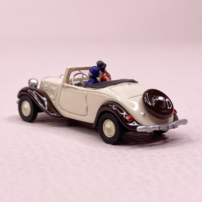 Citroën Traction Avant Cabriolet, avec personnages - SAI 1604 - HO 1/87