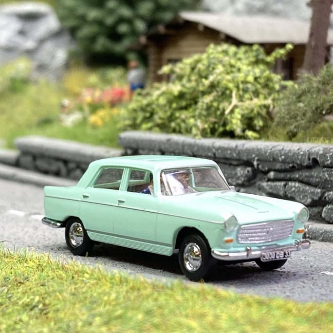 Peugeot 404 Toit ouvrant, avec personnages - BREKINA / SAI 1629 - HO 1/87