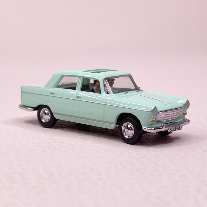 Peugeot 404 Toit ouvrant, avec personnages - BREKINA / SAI 1629 - HO 1/87