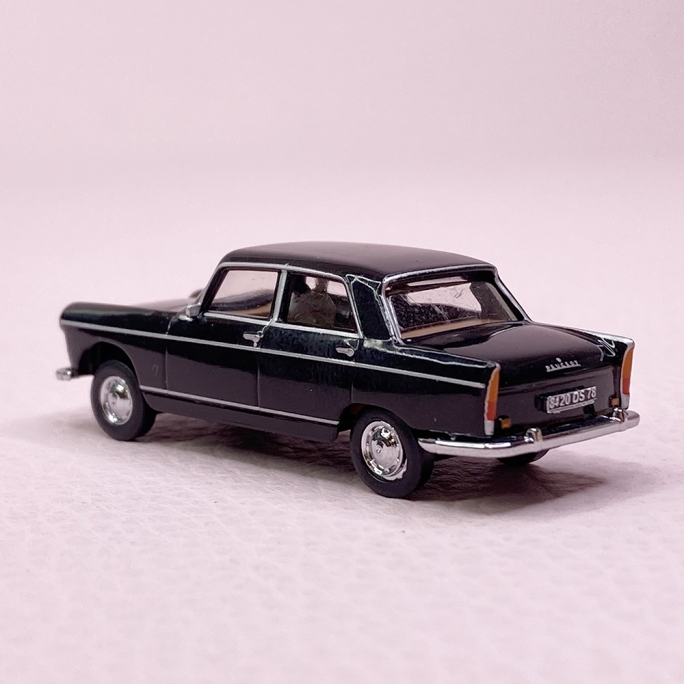 Peugeot 404, avec personnage - BREKINA / SAI 1628 - HO 1/87