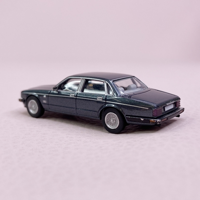 Jaguar XJ40 Sovereign, Gris métal - PCX 870163 - HO 1/87