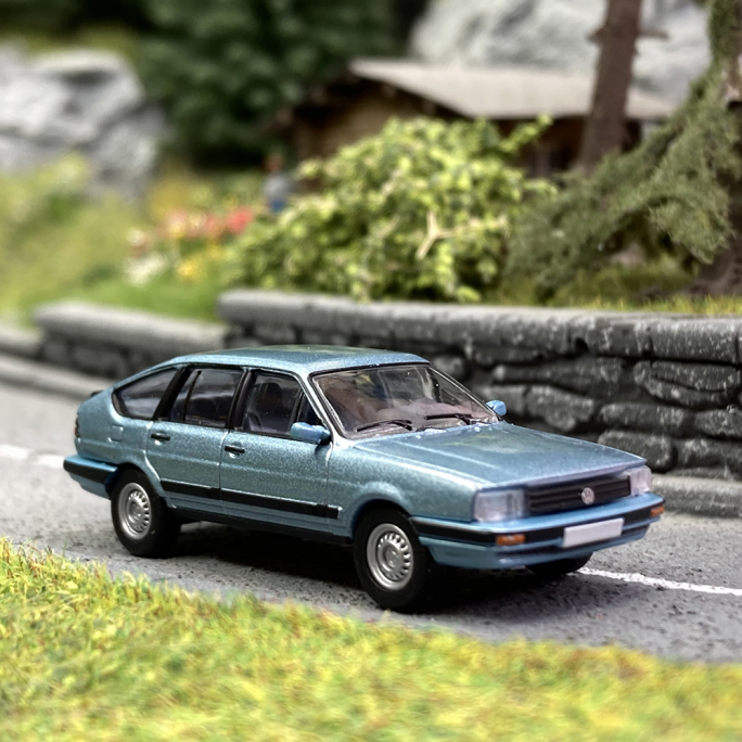 Volkswagen Passat B2 Bleu clair métallisé - PCX870410 - HO 1/87