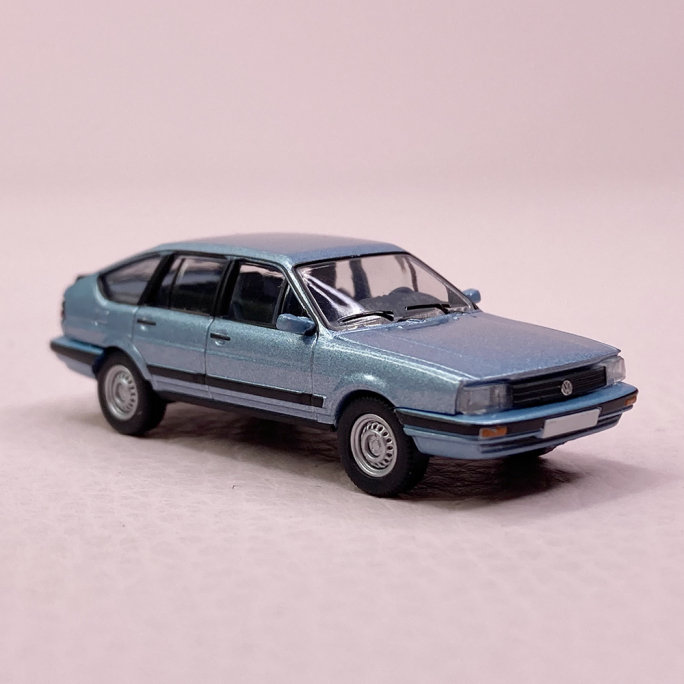 Volkswagen Passat B2 Bleu clair métallisé - PCX870410 - HO 1/87