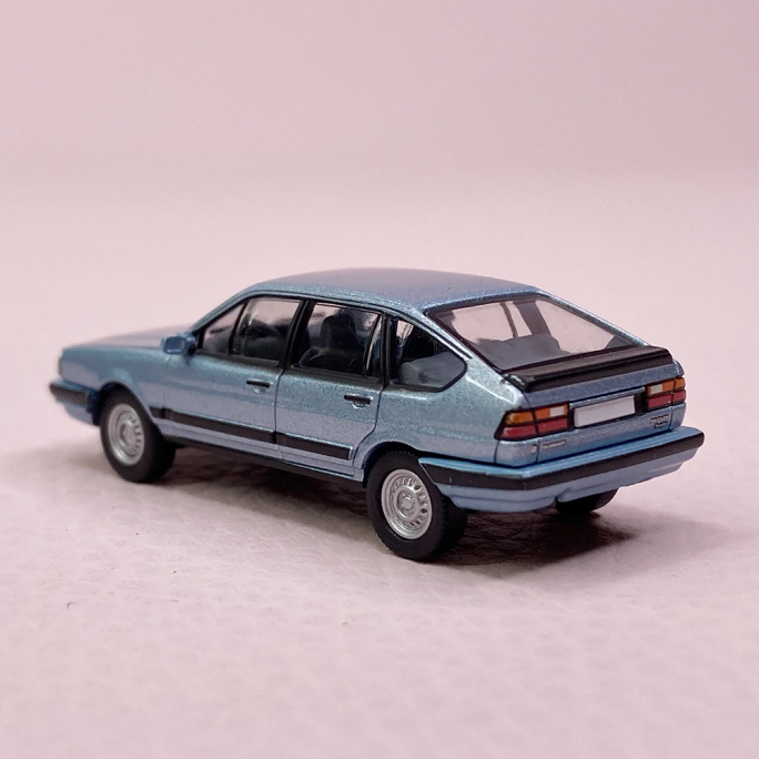 Volkswagen Passat B2 Bleu clair métallisé - PCX870410 - HO 1/87