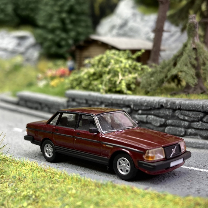 Volvo 240 Bordeaux métal - PCX870418 - HO 1/87