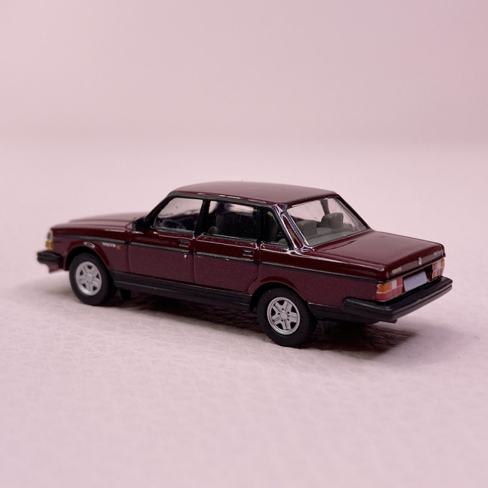 Volvo 240 Bordeaux métal - PCX870418 - HO 1/87