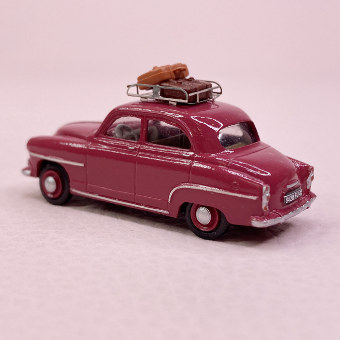 Simca Aronde 1957, rouge framboise, galerie et valises - SAI 1741 - HO 1/87