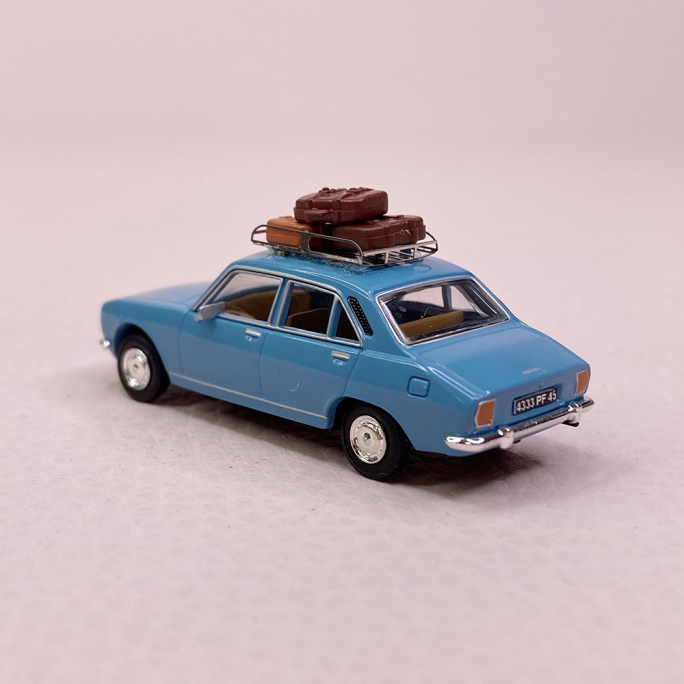 Peugeot 504 bleu canard, galerie et valises - SAI 1821 - HO 1/87