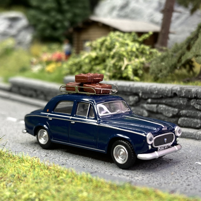 Peugeot 403 bleu Amiral, galerie et valises - SAI 1821 - HO 1/87