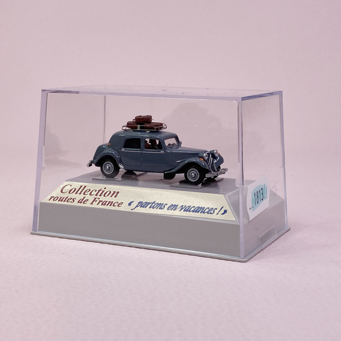 Citroën Traction 11B 1952 gris bruyère, personnages, galerie et valises - SAI 1813 - HO 1/87