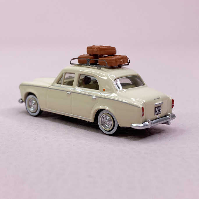 Peugeot 403 beige ivoire, personnages, galerie et valises - SAI 1820 - HO 1/87