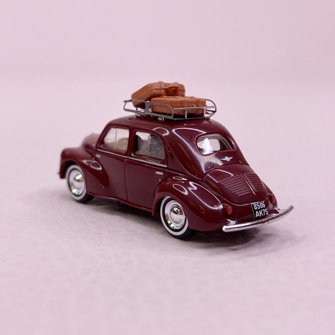 Renault 4cv rouge pourpre, personnages, galerie et valises - SAI 1730 - HO 1/87