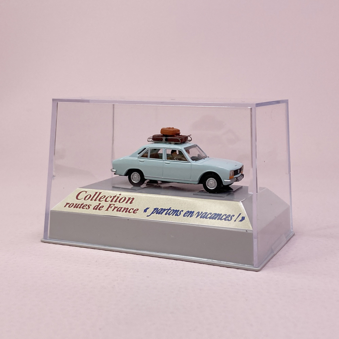 Peugeot 504 vert pastel, personnages, galerie et valises - SAI 1825 - HO 1/87