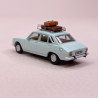 Peugeot 504 vert pastel, personnages, galerie et valises - SAI 1825 - HO 1/87