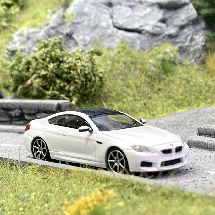 BMW M6 coupé 2015 Blanche / Carbone - MINICHAMPS 870 027300 - HO 1/87