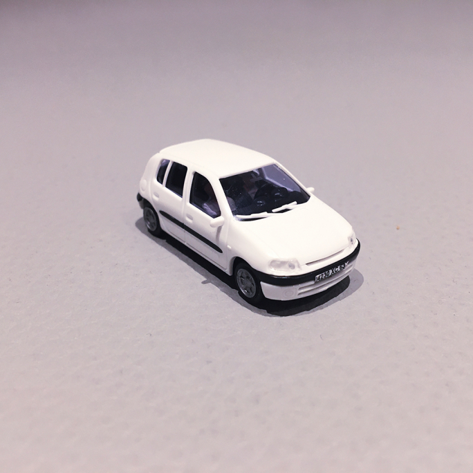 Renault Clio 2, 4p, Blanche, avec personnages - SAI 1642 - 1/87