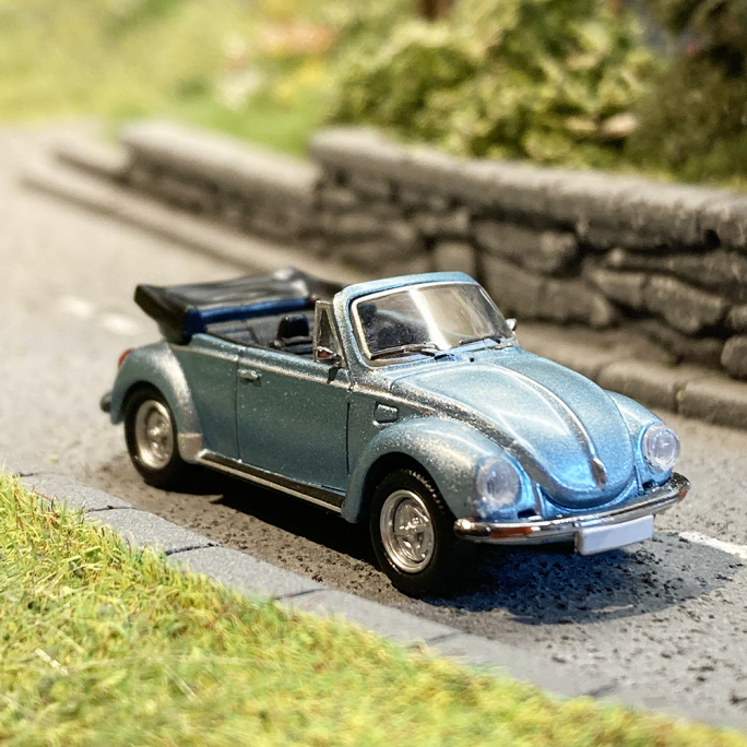 Volkswagen Coccinelle 1303 cabriolet, bleu ciel métallisé - PCX 870519 - HO 1/87