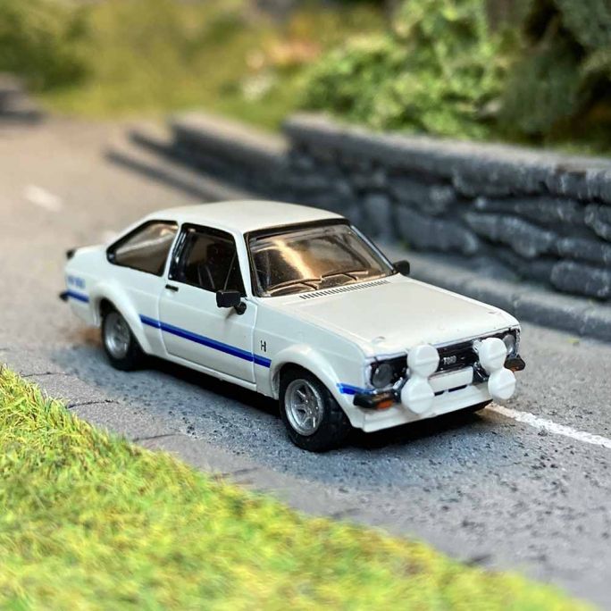 Ford Escort RS 1800, blanc bande bleue - BREKINA 19575 - 1/87