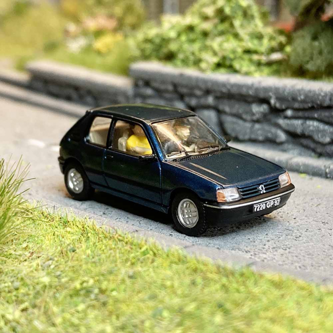 Peugeot 205 XT, Gris Winchester avec personnages - SAI / PCX87 1634 - 1/87