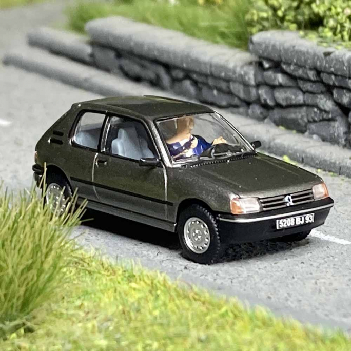 Peugeot 205 XT, Gris Winchester avec personnages - SAI / PCX87 1635 - 1/87