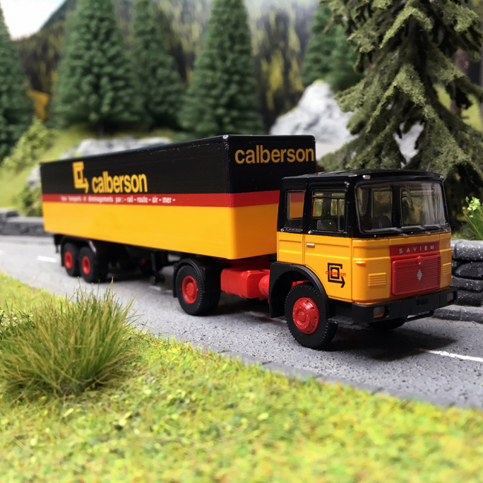 Camion Saviem SM 300 "Calberson", Noir à bande jaune et rouge - Brekina 78155 - HO 1/87